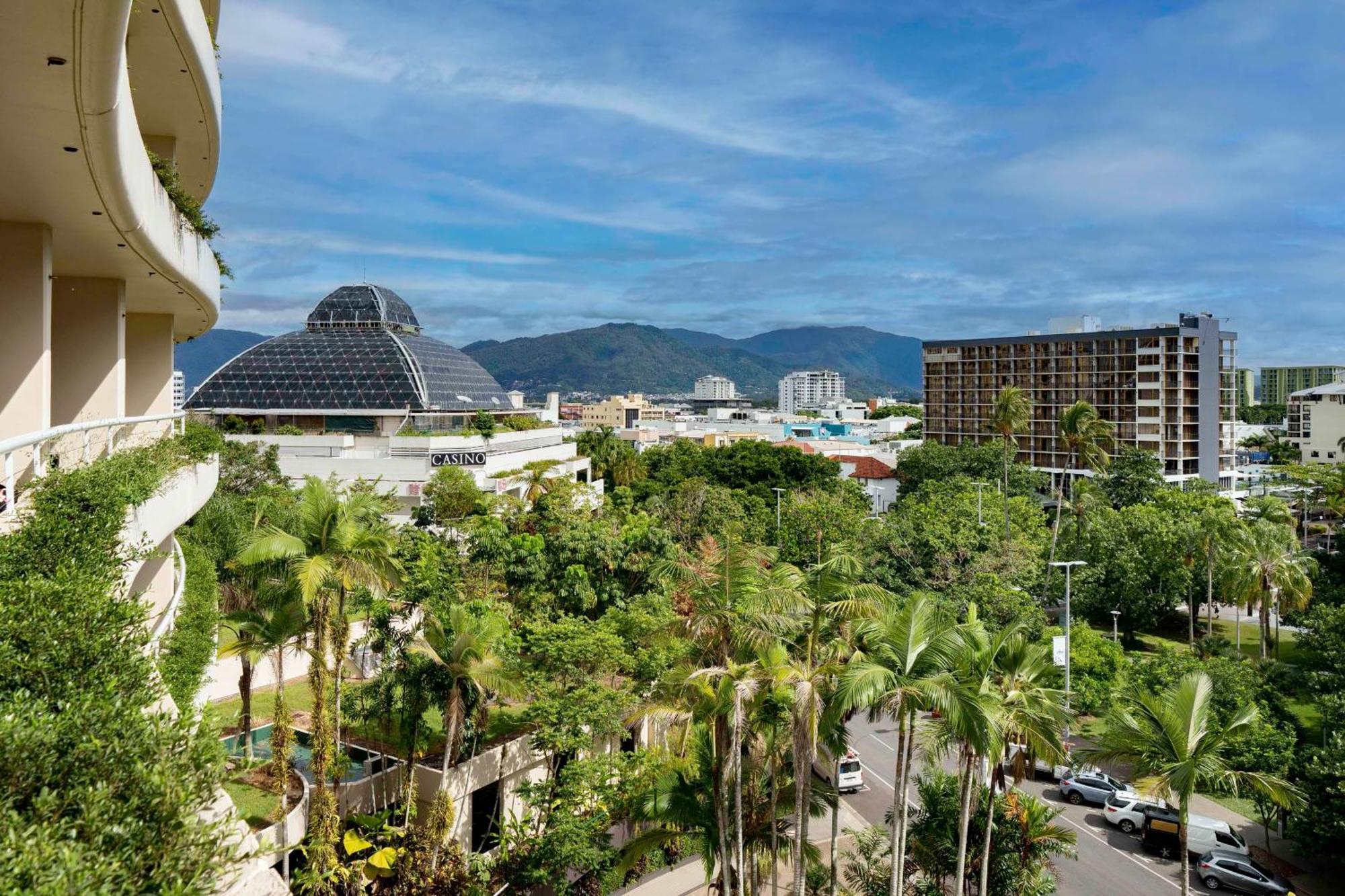 Hilton Cairns Hotel Bagian luar foto